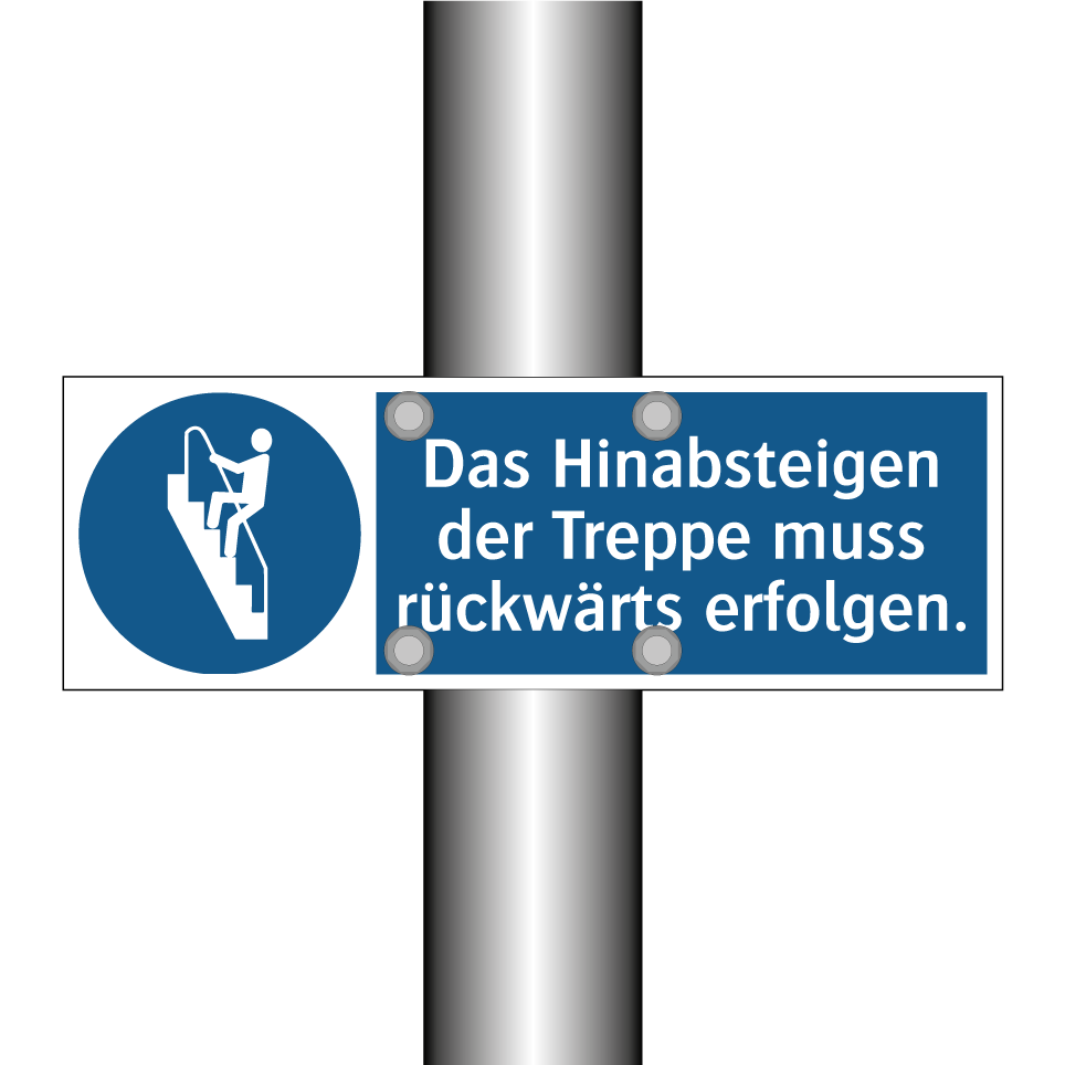 Das Hinabsteigen der Treppe muss rückwärts erfolgen.