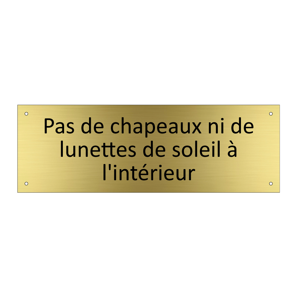 Pas de chapeaux ni de lunettes de soleil à l'intérieur