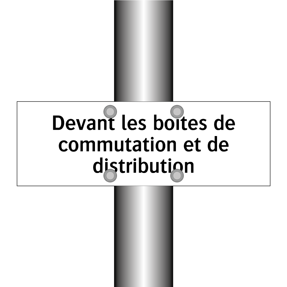 Devant les boîtes de commutation et de distribution