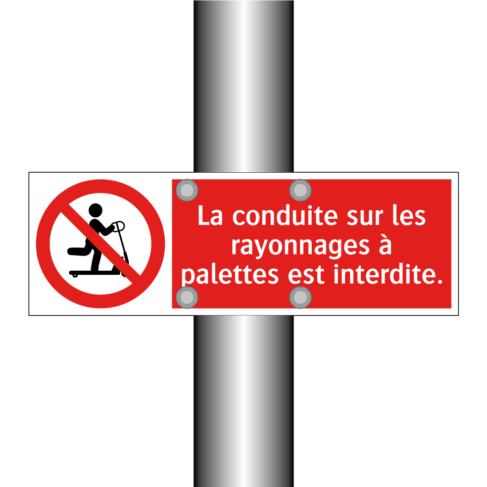 La conduite sur les rayonnages à palettes est interdite.