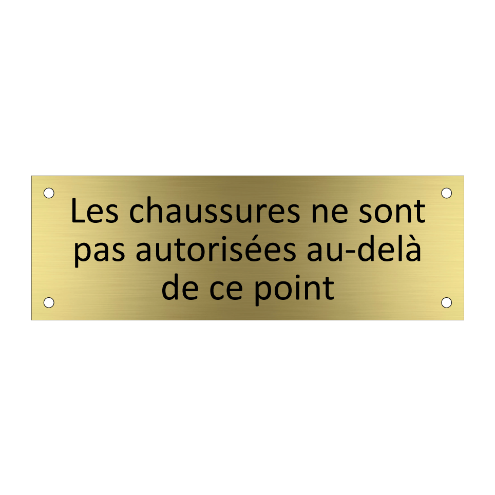 Les chaussures ne sont pas autorisées au-delà de ce point