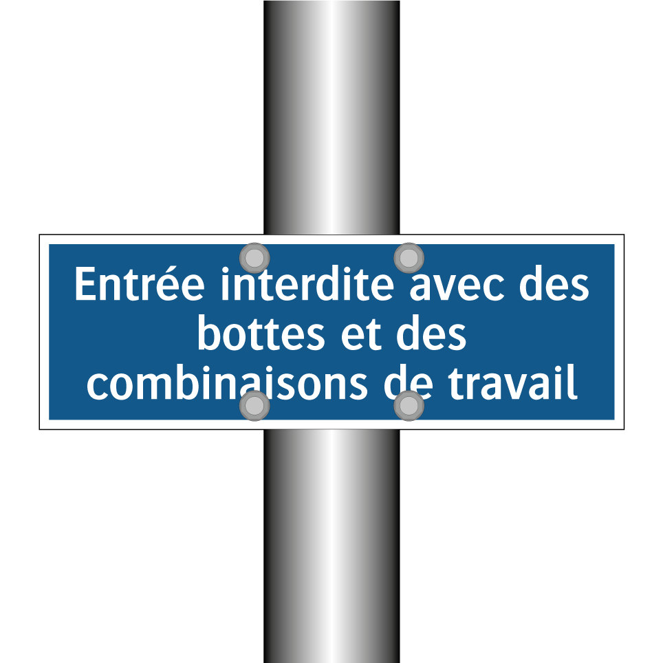 Entrée interdite avec des bottes et des combinaisons de travail